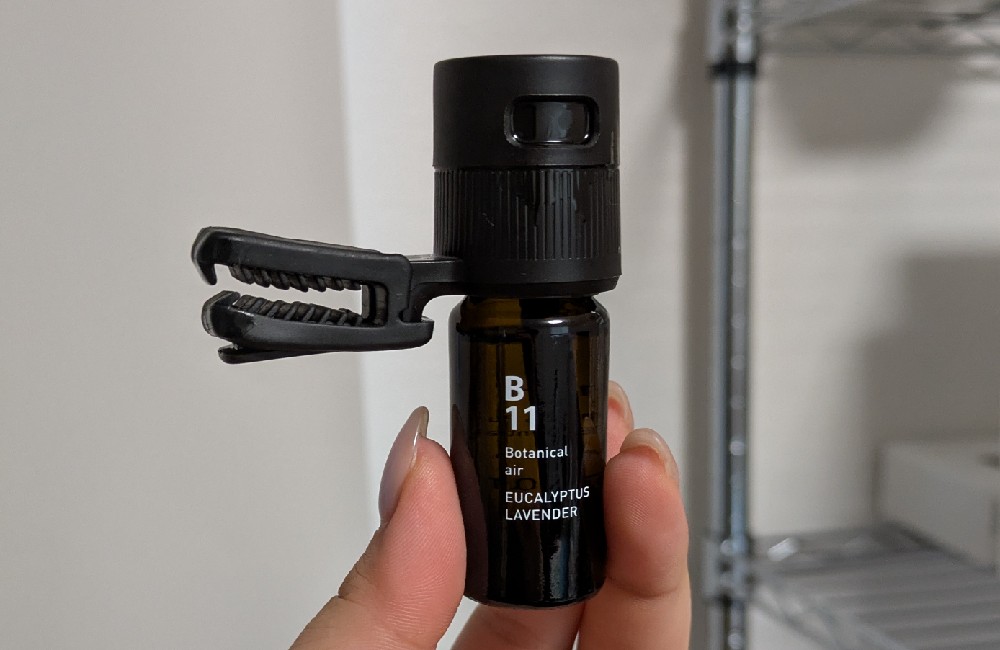 ユーカリとラベンダーの香りのボタニカル・カーディフューザー。出張相談で移動する際の車内環境を整え、リフレッシュした状態でお客様に対応するためのアロマ用品。